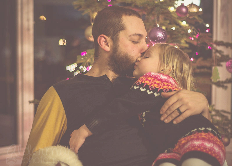 Family Christmas tree kiss
